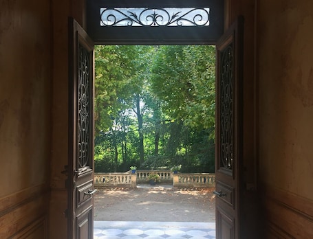 Interni. Guestroom des Muses, an immersion in 1900 French culture.