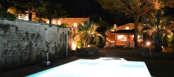 ChĂąteau La TuiliĂšre au milieu de son vignoble dans un cadre exceptionnel