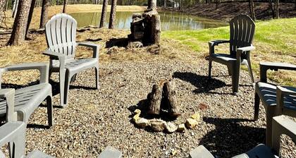 Mountain Cabin, private pond, ride 2 WPG trails,
Firepit, private, king, WiFi