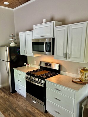 Refrigerador, microondas, horno, placa de cocina