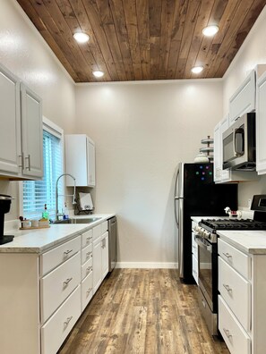 Fridge, microwave, oven, stovetop - Mountain Cabin, private pond, ride 2 WPG trails,
Firepit, private, king, WiFi  (Mena)