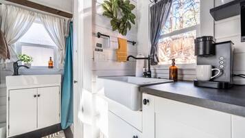 Fridge, oven, stovetop, coffee/tea maker