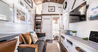 Santacon Lodge: 3BR w Mountain Views & Yard