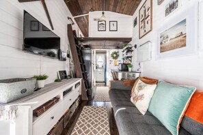 TV - Santacon Lodge: 3BR w Mountain Views & Yard (Woodland Park)