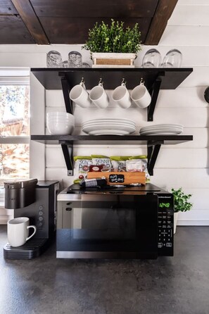 Kühlschrank, Ofen, Herdplatte, Wasserkocher mit Kaffee-/Teezubehör