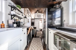 Réfrigérateur, four, plaque de cuisson, cafetière/bouilloire