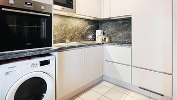 Een koelkast, een oven, een kookplaat, een vaatwasser