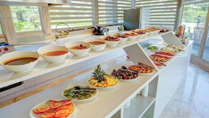 En buffet med forskelligt frugt og mad.