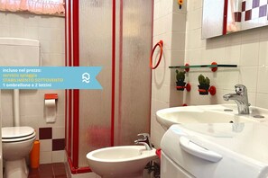 Shower, bidet, towels - M383 - Marcelli, comfortable three-room apartment 200mt from the sea (Marcelli)