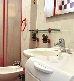 Shower, bidet, towels - M383 - Marcelli, comfortable three-room apartment 200mt from the sea (Marcelli)