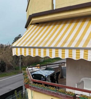 Outdoor dining - M383 - Marcelli, comfortable three-room apartment 200mt from the sea (Marcelli)