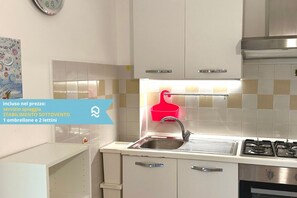 Een koelkast, een oven