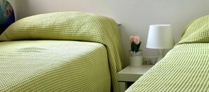 2 bedrooms, bed sheets - M383 - Marcelli, comfortable three-room apartment 200mt from the sea (Marcelli)