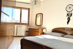 2 bedrooms, WiFi, bed sheets - P026 - Porto Recanati, three-room apartment with sea view 100m from the beach (Porto Recanati)