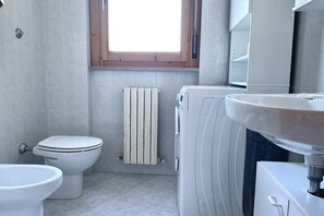 Dusche, Bidet, Handtücher