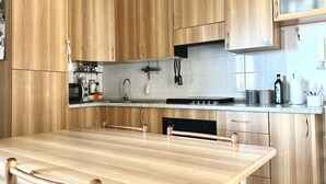 A modern kitchen with wooden cabinets, a stainless steel sink, and a granite countertop. -  P026 - Porto Recanati, three-room apartment with sea view 100m from the beach (Porto Recanati)