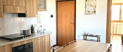 Kühlschrank, Ofen, Esstisch