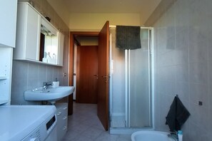 Shower, bidet, towels - P026 - Porto Recanati, three-room apartment with sea view 100m from the beach (Porto Recanati)