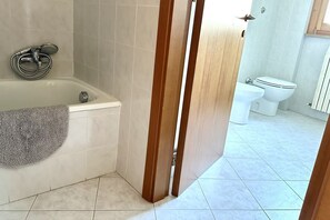 Dusche, Bidet, Handtücher