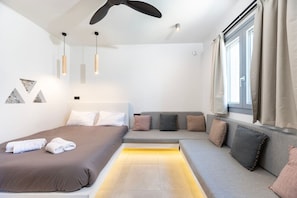 1 chambre, fer et planche à repasser, lit de bébé portatif