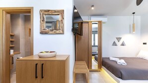 Una camera da letto moderna con un letto, un armadio in legno, un tavolino e uno specchio.