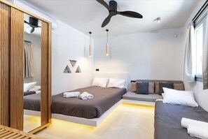 1 habitación, tabla de planchar con plancha y cuna de viaje 