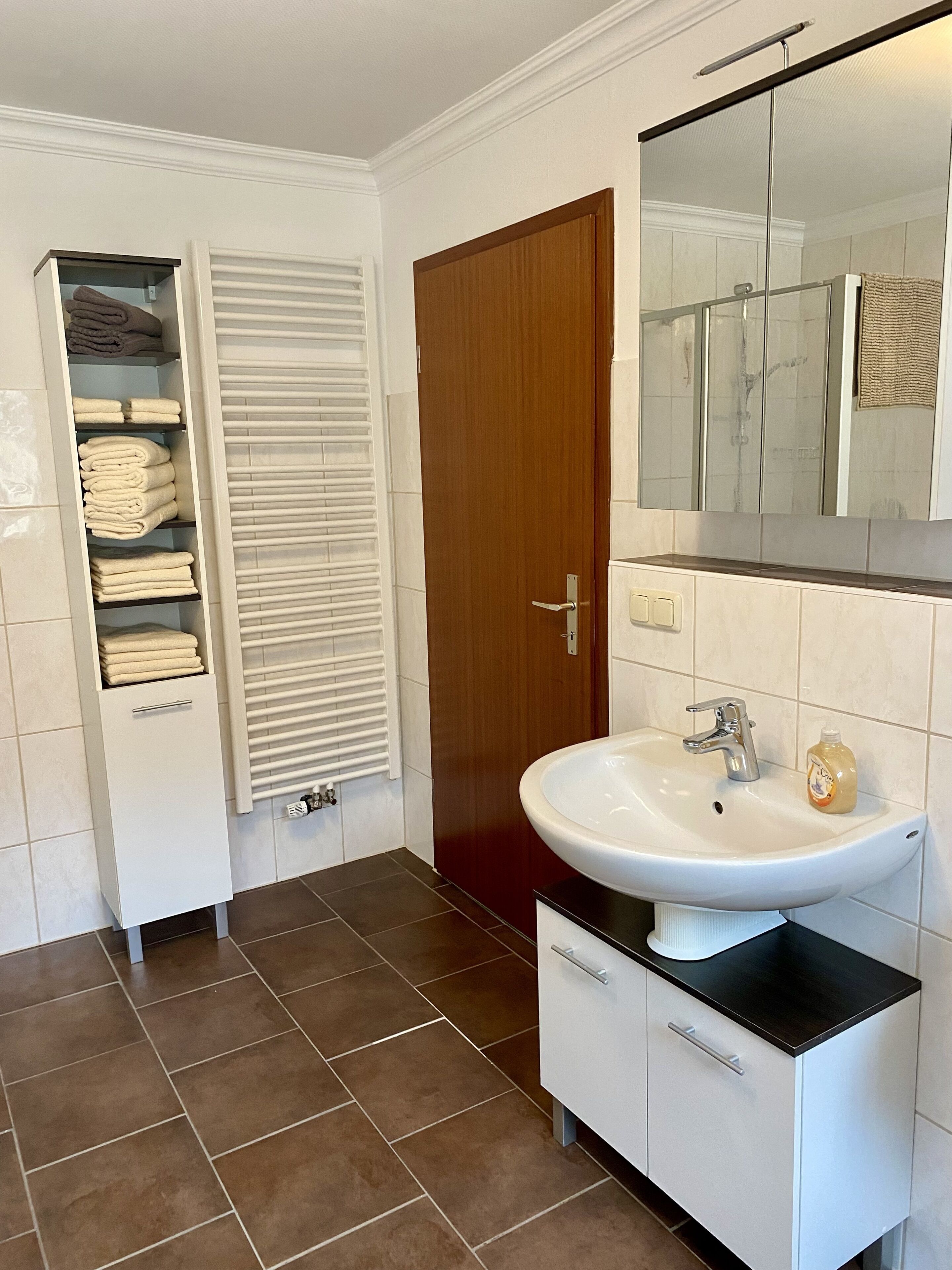 Haartrockner, Handtücher, Seife, Toilettenpapier