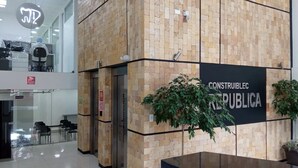 A lobby with a brick wall, a sign reading "CONSTRUIBLE REPUBLICA", and a reception desk. - Cozy and new Condo. La Carolina 10th floor Unbeatable view.  (Quito)