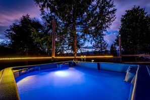 Bañera de hidromasaje al aire libre