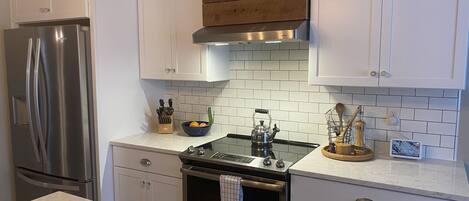 Réfrigérateur, four à micro-ondes, un four, surface de cuisson