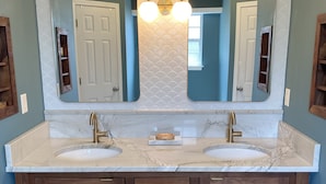 Unclassified image, 5 of 28, button - Spacious Navarre Home (Navarre)