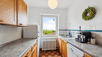 Refrigerador, parrilla de estufa, lavavajillas y cafetera y tetera