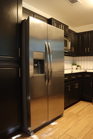 Refrigerador, microondas, horno, placa de cocina