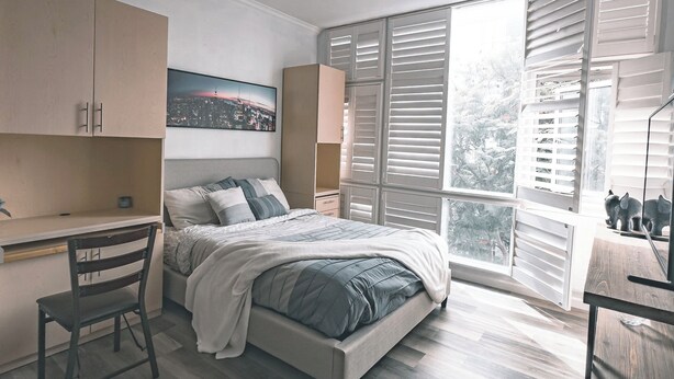 A modern bedroom with a bed, a desk, and a chair. - Beautiful Downtown San Diego Studio (San Diego)