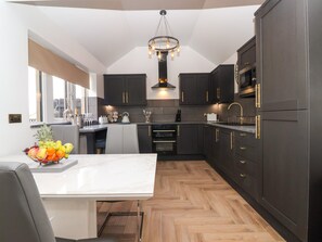 Fridge, dishwasher, electric kettle, toaster - The Swans Nest Lock View (Skipton)