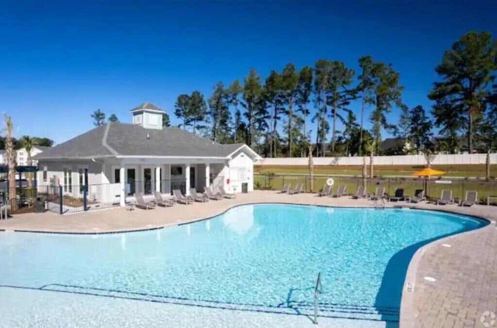 Stylish Apt w/Pool, Gym, & More!