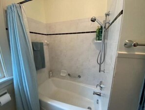Haartrockner, Handtücher, Seife, Shampoo