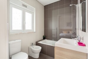 Douche, séchoir à cheveux, bidet, serviettes fournies