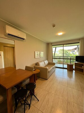 Apartment, Courtyard View | Living area | 40-inch Smart TV with digital channels, table tennis, toys - Flats Beach Class Resort - Muro Alto (Ipojuca)