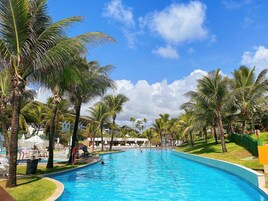 5 kolam renang indoor, dengan payung kolam renang dan kursi berjemur