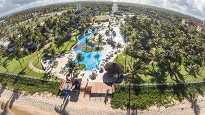 A resort with a central swimming pool, beach area, and palm trees. - Flats Beach Class Resort - Muro Alto (Ipojuca)