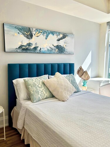 Luxury 2-bed in Bloor West Village - Parking, Pool & steps to subway