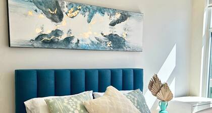 Luxury 2-bed in Bloor West Village - Parking, Pool & steps to subway
