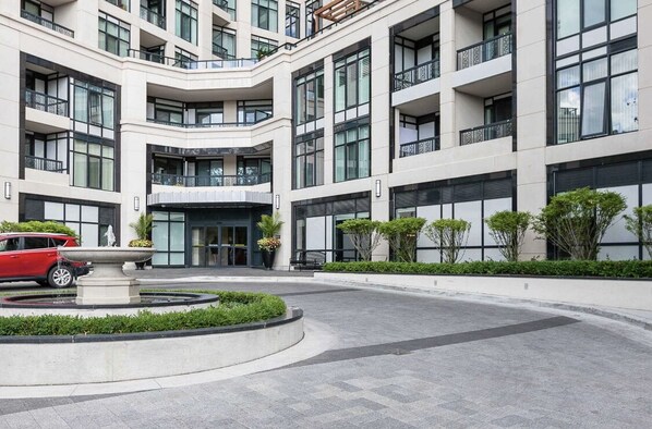 Exterior - Luxury 2-bed in Bloor West Village - Parking, Pool & steps to subway (Toronto)