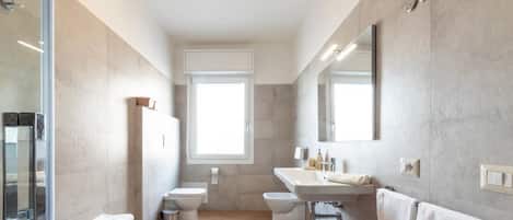 Dusche, Haartrockner, Bidet, Handtücher