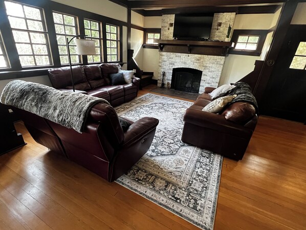 Smart-TV, DVD-spiller og bøker