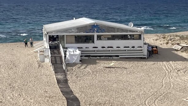 A beachside RV with a covered deck, a sandy path leading to it, and the ocean in the background. - Residenza Le Terrazze - Affitti Brevi Italia (Valledoria)