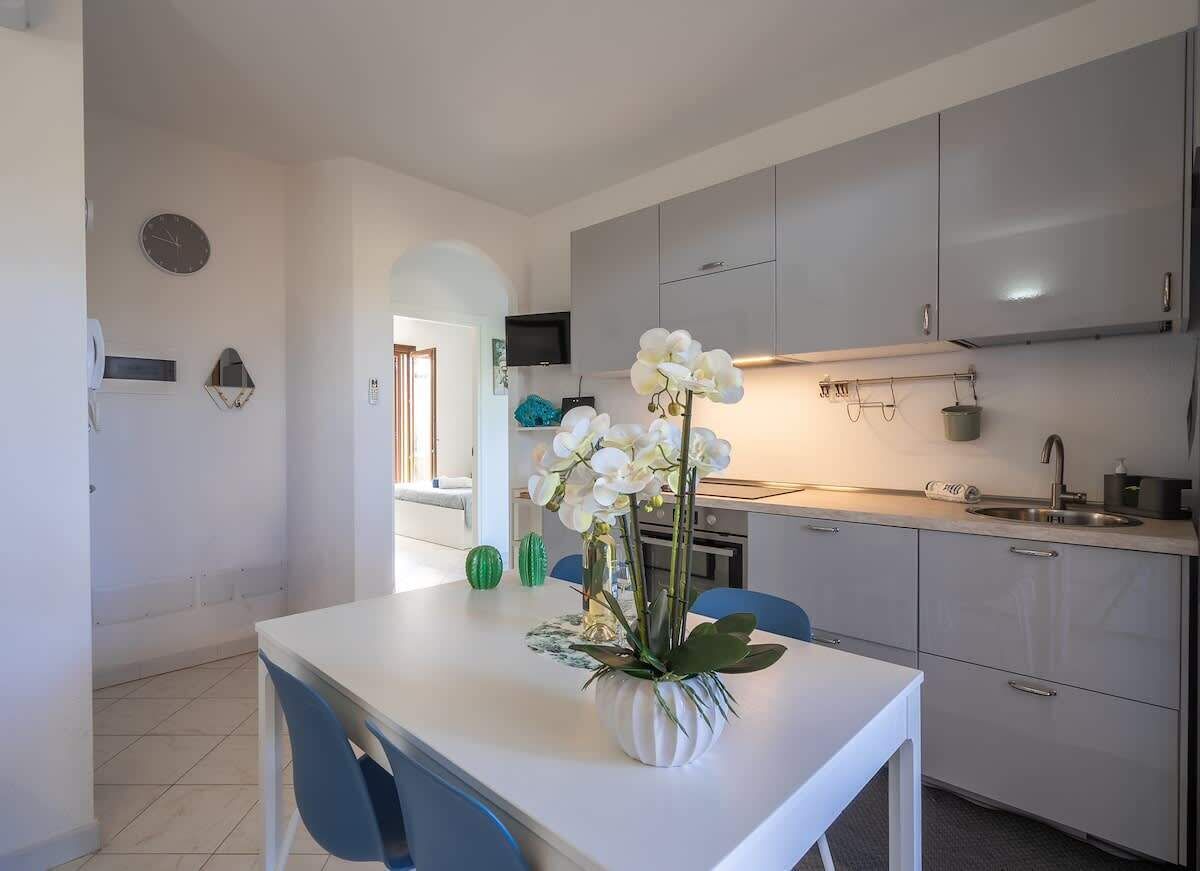 Kühlschrank, Ofen, Wasserkocher mit Kaffee-/Teezubehör, Wasserkocher