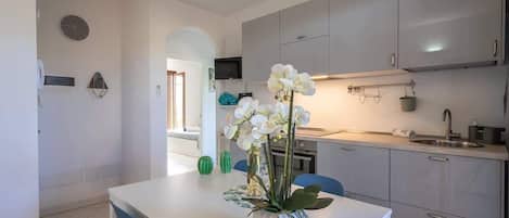 Kühlschrank, Ofen, Wasserkocher mit Kaffee-/Teezubehör, Wasserkocher