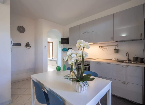 Fridge, oven, stovetop, coffee/tea maker